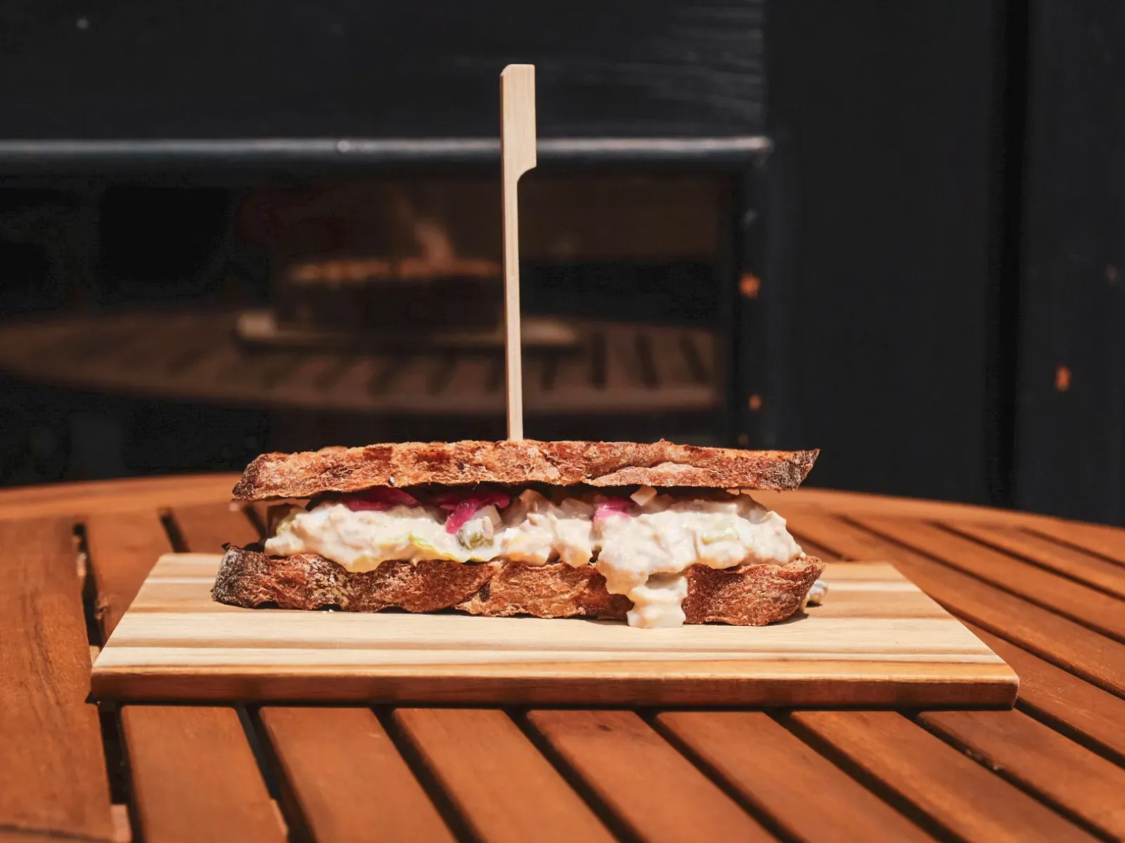 Sa tunjevinom, jajima, i crvenim lukom