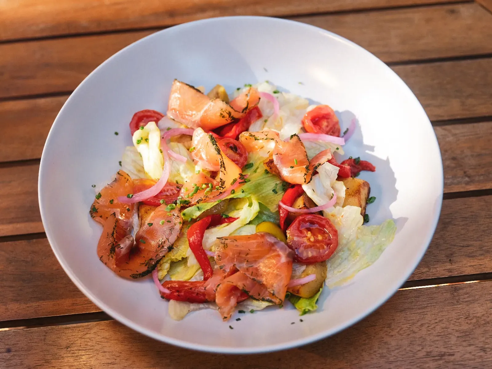 Salata sa dimljenim lososom